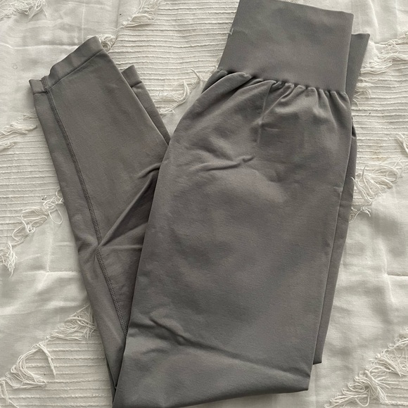 Light Gray Solid Seamless Leggings - Picture 4 of 4